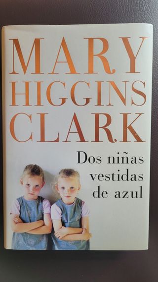 Dos niñas vestidas de azul