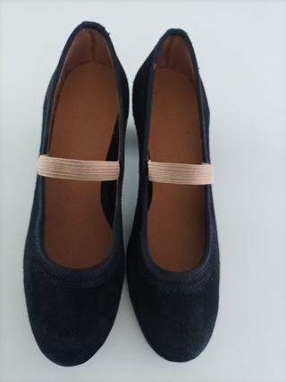 Zapatos de baile número 35, chica a estrenar 