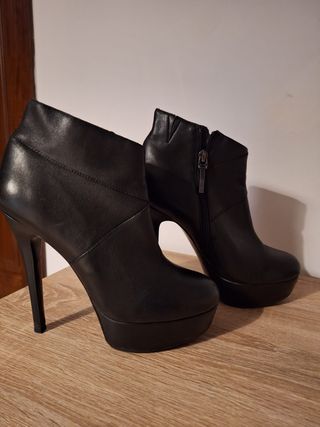 Botines de tacón y plataforma de cuero genuino.