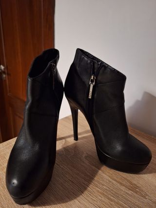 Botines de tacón y plataforma de cuero genuino.