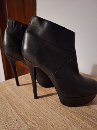 Botines de tacón y plataforma de cuero genuino.