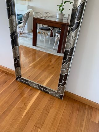 espejo con marco grande