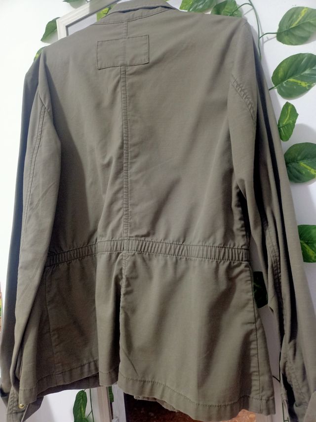 Chaqueta verde bolsillos