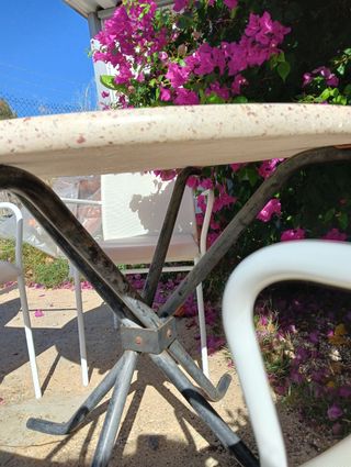 Mesa  jardín hierro y mármol  + jarrón