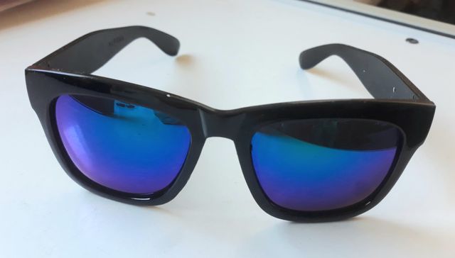 OCCHIALI DA SOLE NERI, EFFETTO SPECCHIO
