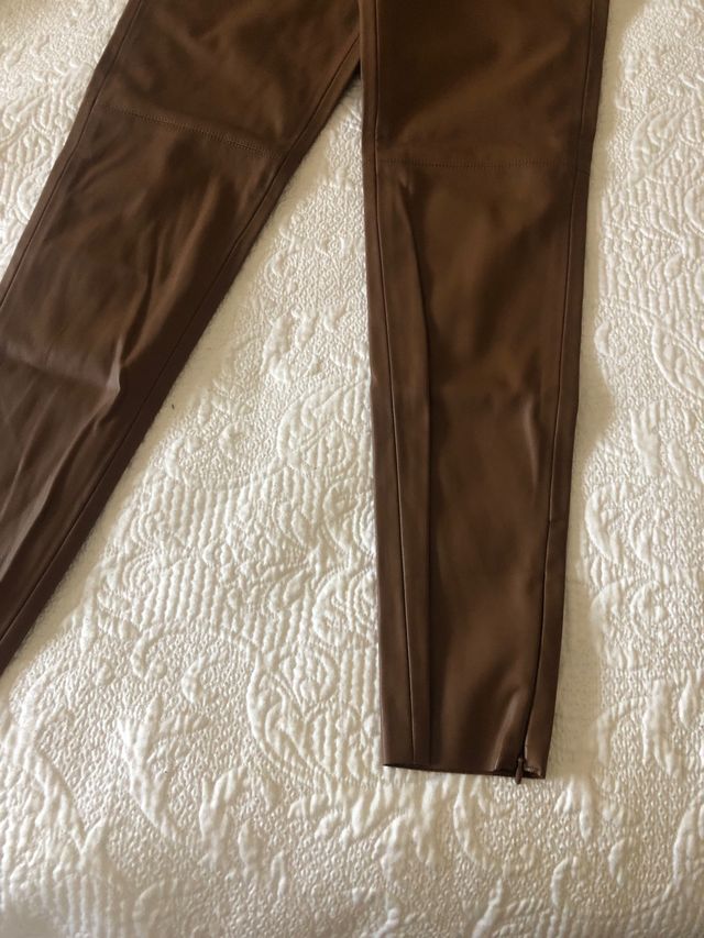 pantalones marrones de cuero de Zara