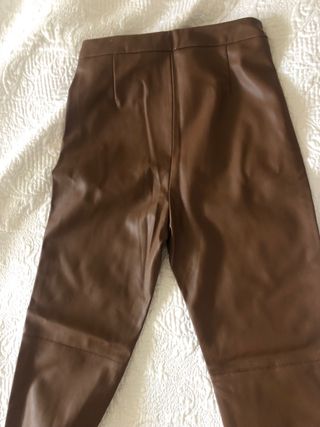 pantalones marrones de cuero de Zara