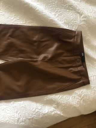 pantalones marrones de cuero de Zara
