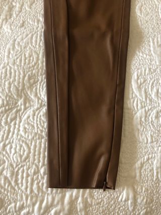 pantalones marrones de cuero de Zara