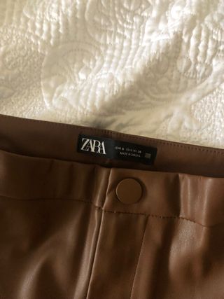 pantalones marrones de cuero de Zara