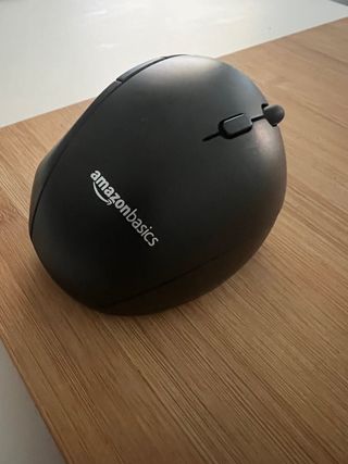 Ratón inhalámbrico ergonómico Amazon Basics