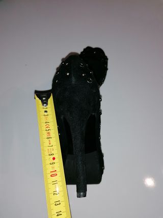 Tacones de tachuelas negros, nuevos