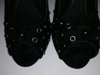 Tacones de tachuelas negros, nuevos