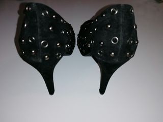 Tacones de tachuelas negros, nuevos