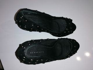 Tacones de tachuelas negros, nuevos