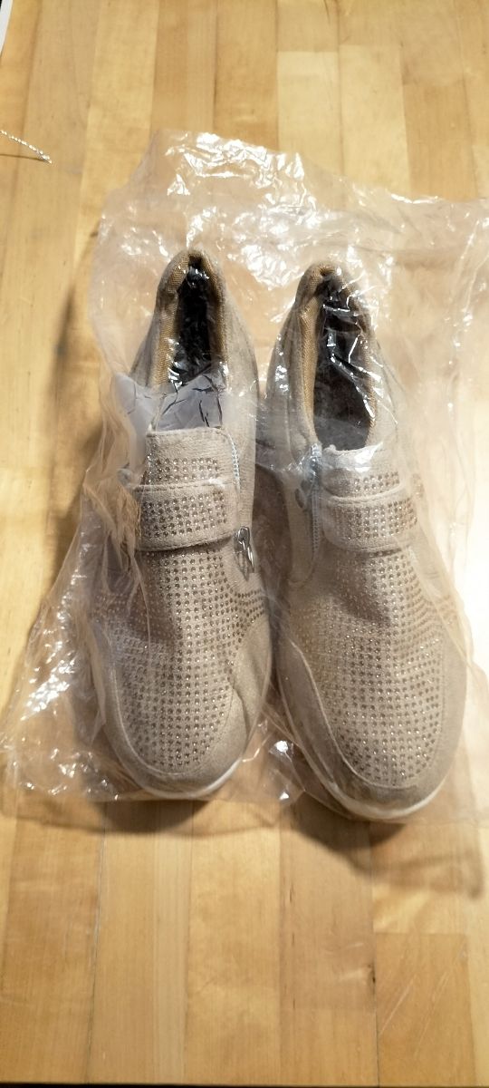 Zapatos elegantes deportivos nuevos