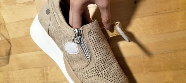 Zapatos elegantes deportivos nuevos