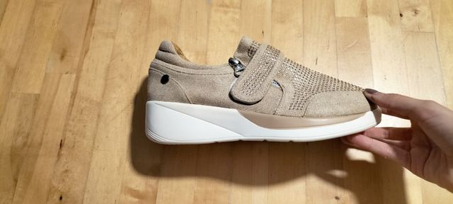 Zapatos elegantes deportivos nuevos