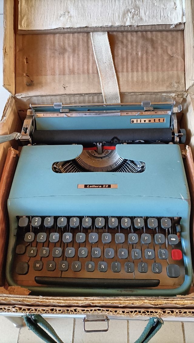 Macchina x scrivere Olivetti lettera 22