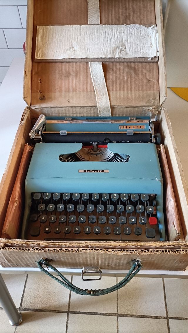Macchina x scrivere Olivetti lettera 22