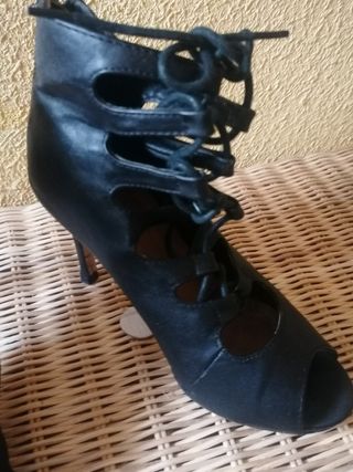 Botines abiertos con cordones