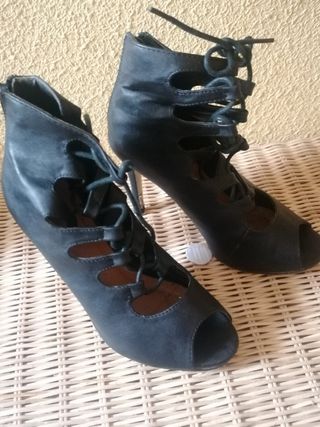 Botines abiertos con cordones