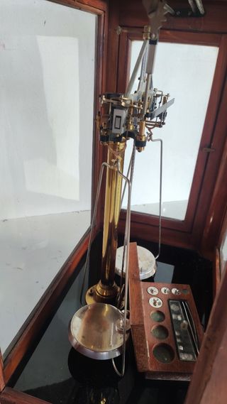 Balanza de farmacia antigua