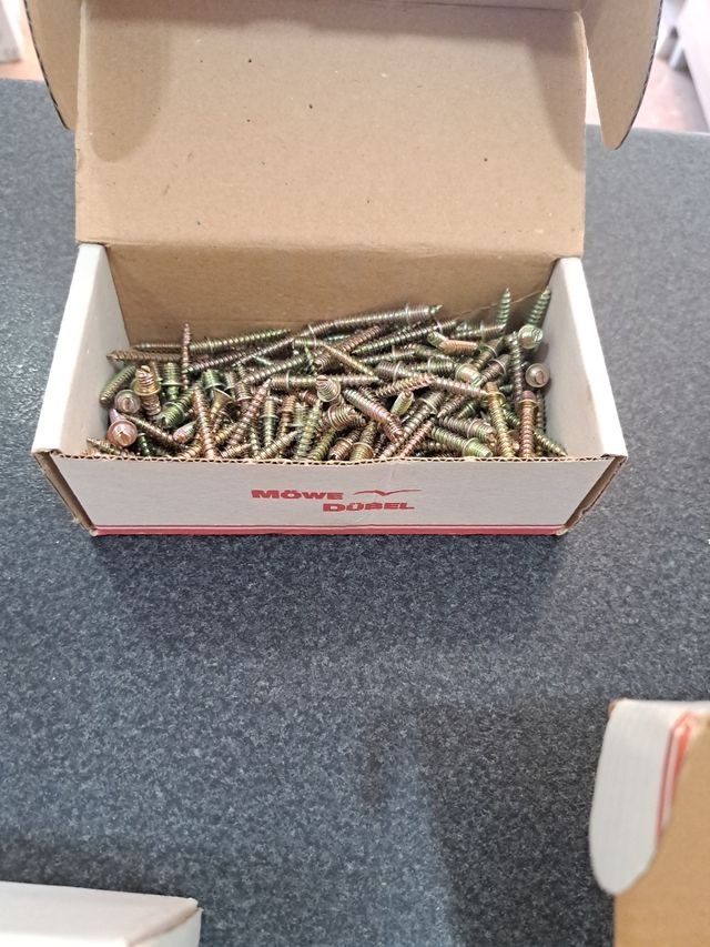 Manguitos y tirafondos