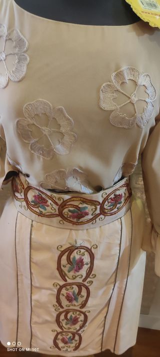 conjunto blusa, falda y cinturón