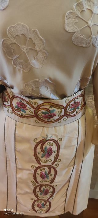 conjunto blusa, falda y cinturón