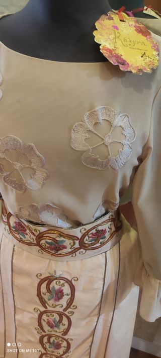 conjunto blusa, falda y cinturón