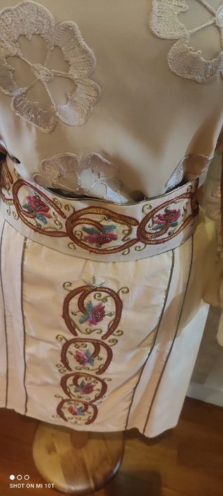 conjunto blusa, falda y cinturón