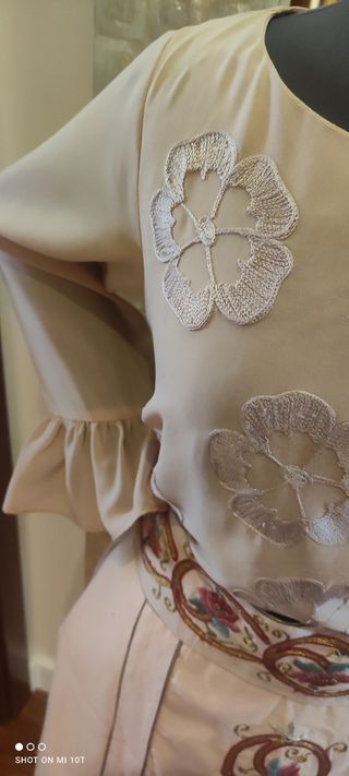 conjunto blusa, falda y cinturón