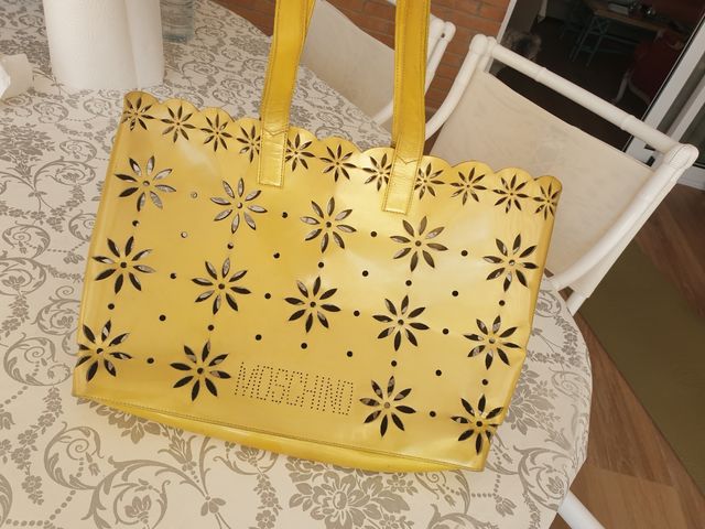 Bolso Moschino láser cut, amarillo mostaza.