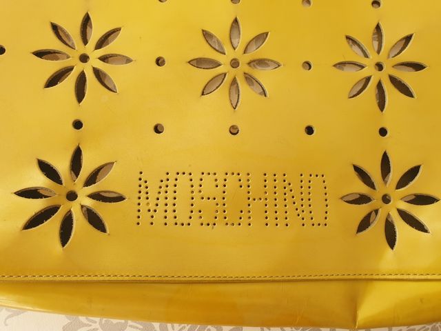 Bolso Moschino láser cut, amarillo mostaza.