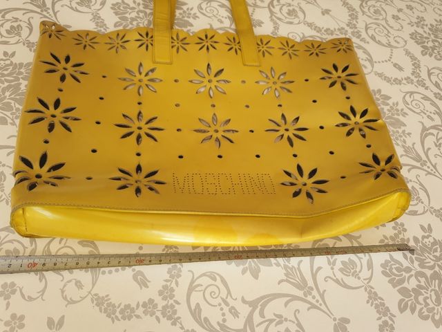 Bolso Moschino láser cut, amarillo mostaza.