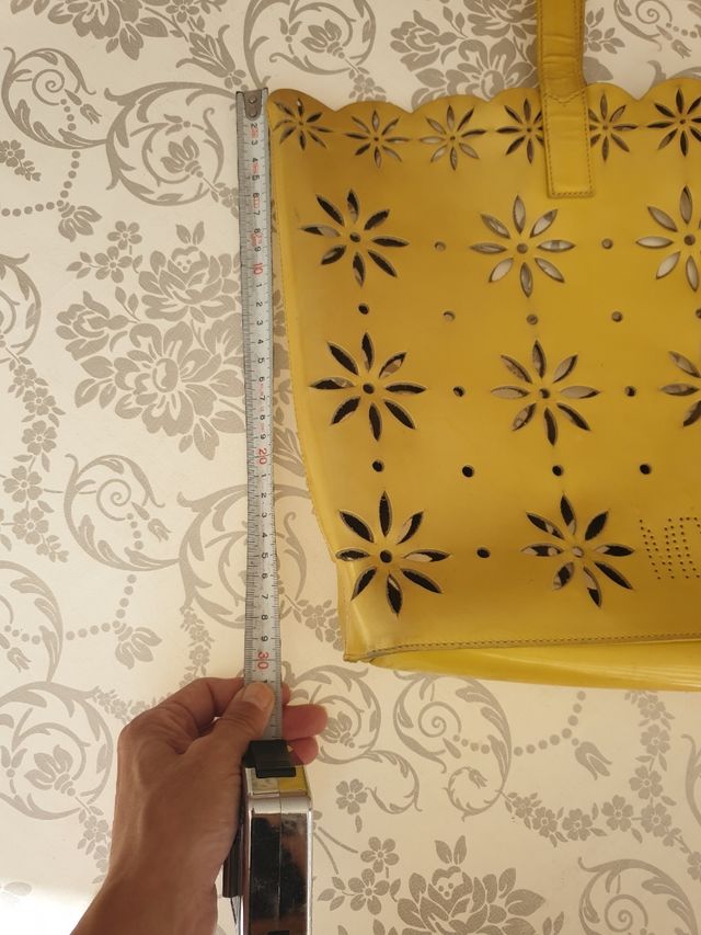 Bolso Moschino láser cut, amarillo mostaza.