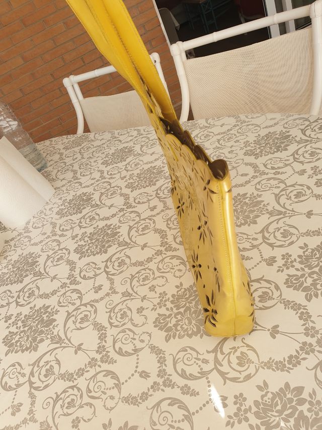 Bolso Moschino láser cut, amarillo mostaza.