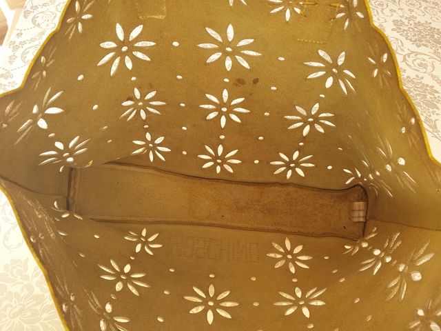 Bolso Moschino láser cut, amarillo mostaza.