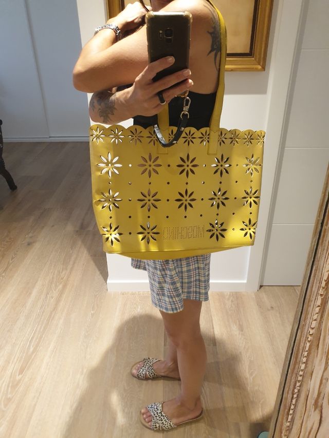 Bolso Moschino láser cut, amarillo mostaza.