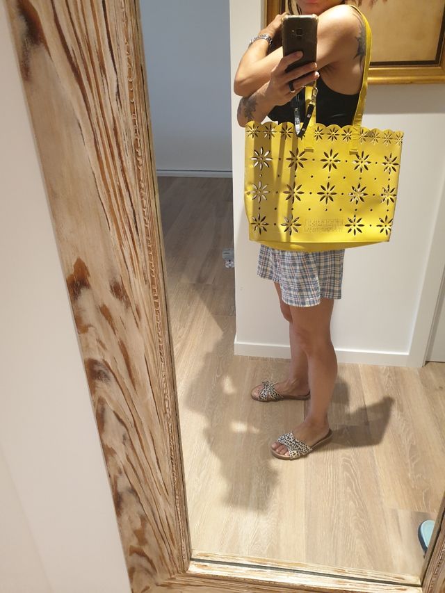 Bolso Moschino láser cut, amarillo mostaza.