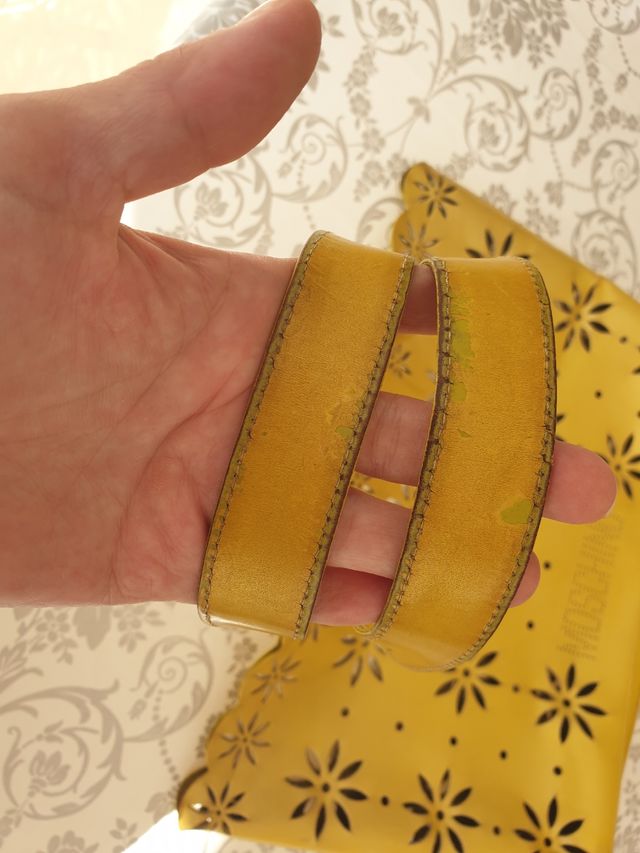 Bolso Moschino láser cut, amarillo mostaza.