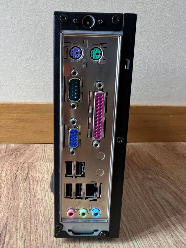 PC pequeño autoventilado Sedatech con disco SSD