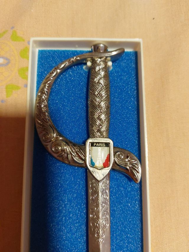 Abrecartas y abrebotellas multiusos de Paris