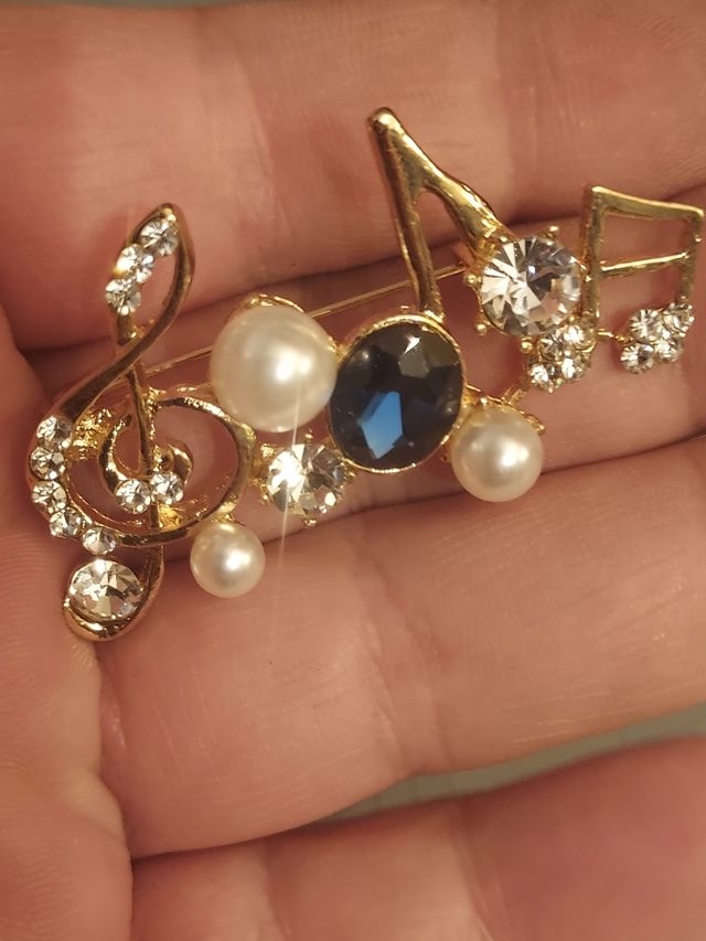Hermoso broche musical perlas blancas bisutería