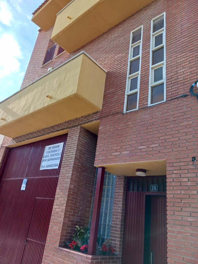 CASA CON JARDÍN INTERIOR Y COCHERA GRANDES DIMENSIONES