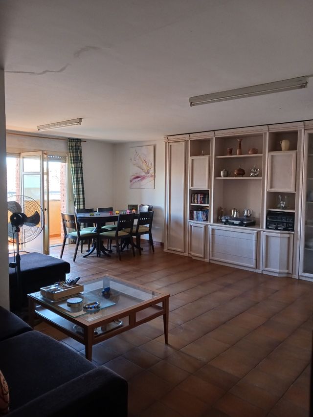 CASA CON JARDÍN INTERIOR Y COCHERA GRANDES DIMENSIONES