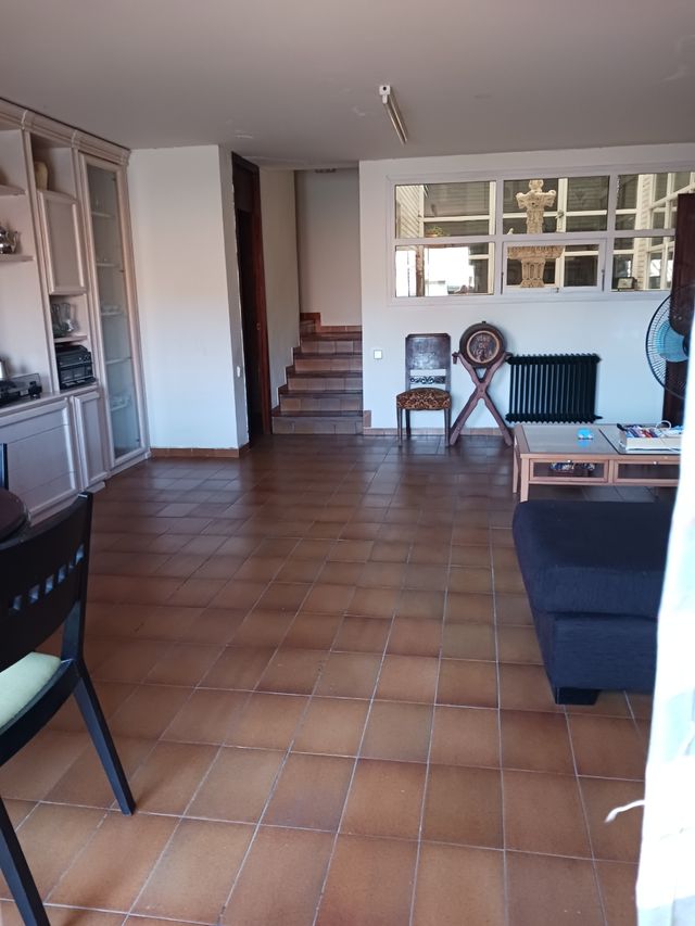 CASA CON JARDÍN INTERIOR Y COCHERA GRANDES DIMENSIONES