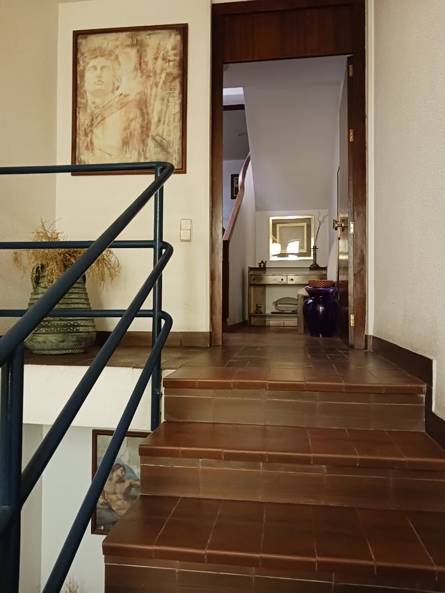 CASA CON JARDÍN INTERIOR Y COCHERA GRANDES DIMENSIONES