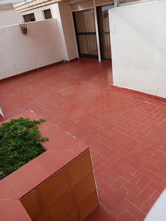 CASA CON JARDÍN INTERIOR Y COCHERA GRANDES DIMENSIONES